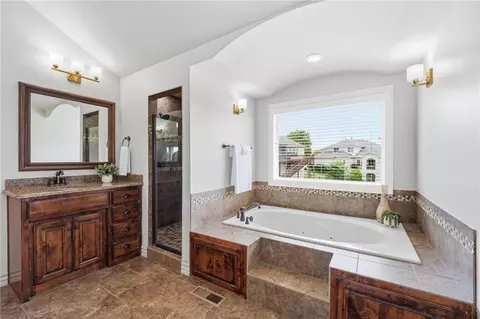 Bath - 324 NW Thoreau Cir, Lees Summit, MO 64081 photo 3 of 7
