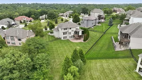 View/Area - 324 NW Thoreau Cir, Lees Summit, MO 64081 photo 6 of 10