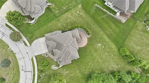 View/Area - 324 NW Thoreau Cir, Lees Summit, MO 64081 photo 5 of 10