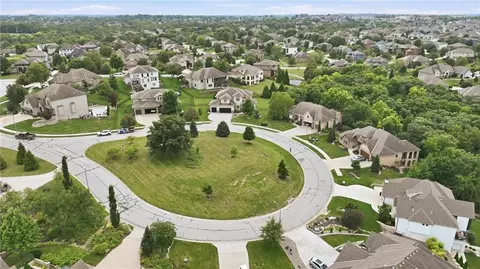 View/Area - 324 NW Thoreau Cir, Lees Summit, MO 64081 photo 4 of 10