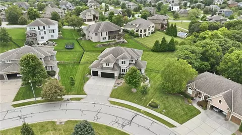 View/Area - 324 NW Thoreau Cir, Lees Summit, MO 64081 photo 2 of 10