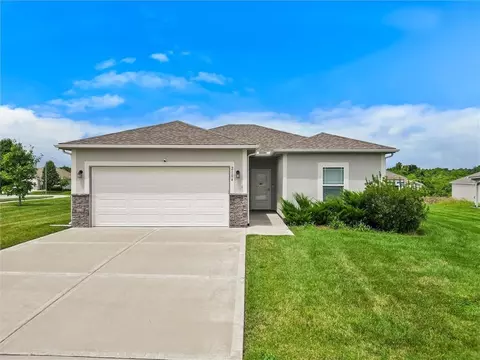 Exterior - 2104 Crestview Pl, Raymore, MO 64083 photo 2 of 4