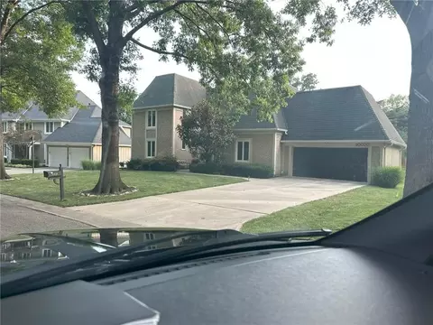 10020 Mackey Cir, Overland Park, KS 66212