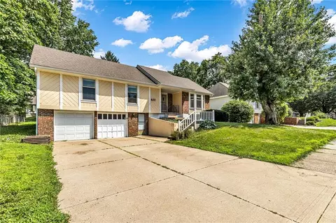 Exterior - 611 SW Murray Rd, Lees Summit, MO 64081 photo 2 of 4