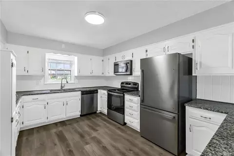 Kitchen - 611 SW Murray Rd, Lees Summit, MO 64081 photo 1 of 2