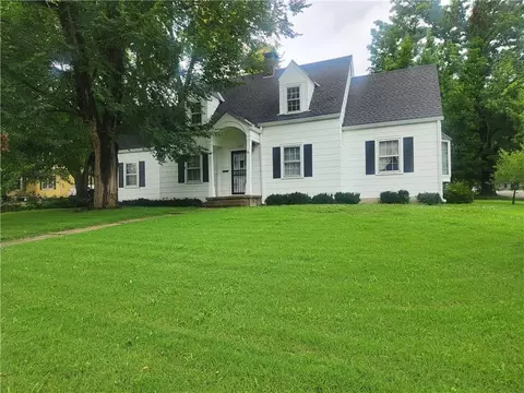 1204 E Walnut St, Harrisonville, MO 64701