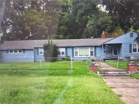 5801 Blue Hills Rd, Kansas City, MO 64110