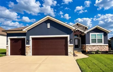 5755 Barn Hill Rd, Parkville, MO 64152