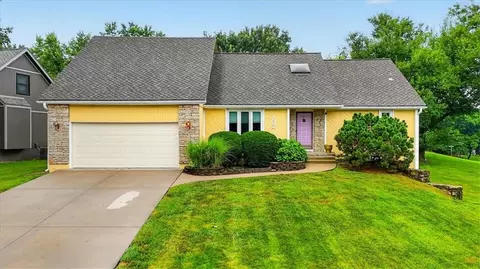 7602 Parkhill St, Shawnee, KS 66216