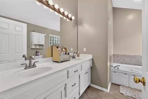 Bath - 524 NE Topaz Dr, Lees Summit, MO 64086 photo 2 of 4