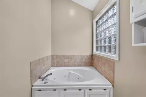 Bath - 524 NE Topaz Dr, Lees Summit, MO 64086 photo 3 of 4