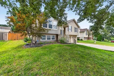 Exterior - 524 NE Topaz Dr, Lees Summit, MO 64086 photo 3 of 7