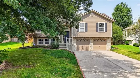 Exterior - 524 NE Topaz Dr, Lees Summit, MO 64086 photo 2 of 7