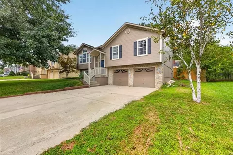Exterior - 524 NE Topaz Dr, Lees Summit, MO 64086 photo 4 of 7