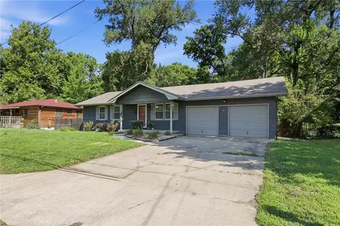 Exterior - 12124 E 31st St, Independence, MO 64052 photo 4 of 8