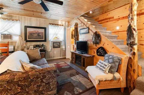 Living - 16887 Snipe Rd, Marceline, MO 64658 photo 2 of 3