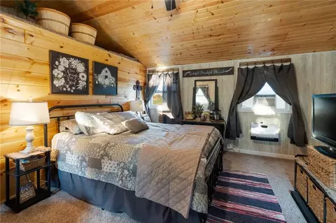 Bedroom - 16887 Snipe Rd, Marceline, MO 64658 photo 2 of 3