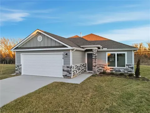 1614 SW 9th St, Oak Grove, MO 64075