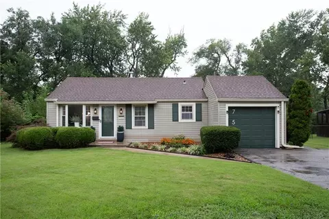 7524 Foster St, Overland Park, KS 66204