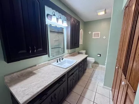 Bath - 1335 2000th St, Iola, KS 66749 photo 2 of 8