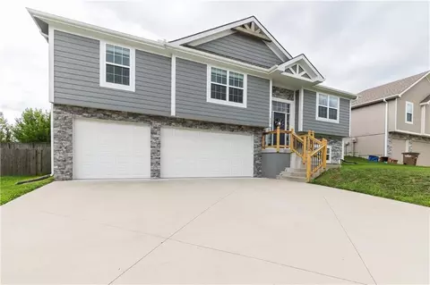Exterior - 425 Spring Branch Dr, Raymore, MO 64083 photo 2 of 6