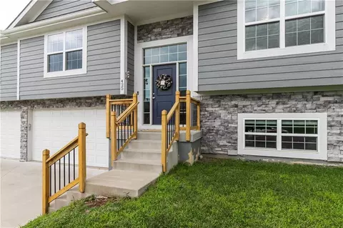 Exterior - 425 Spring Branch Dr, Raymore, MO 64083 photo 3 of 6
