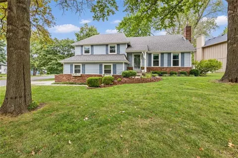 14022 S Cottonwood Dr, Olathe, KS 66062