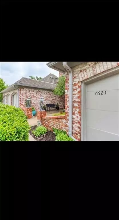 7621 W 102nd St, Overland Park, KS 66212