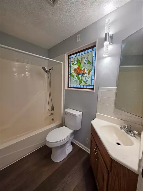 Bath - 1006 W Maple Ave #B, Independence, MO 64050 photo 1 of 3