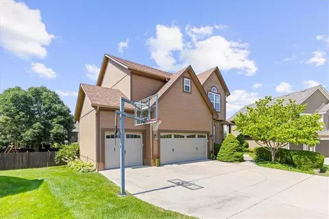 Exterior - 2359 SW Eagle View Dr, Lees Summit, MO 64082 photo 2 of 6