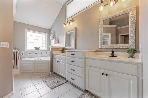 Bath - 2359 SW Eagle View Dr, Lees Summit, MO 64082 photo 2 of 4