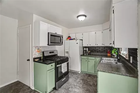 Kitchen - 507 E Meadow Ln, Saint Joseph, MO 64501 photo 2 of 2