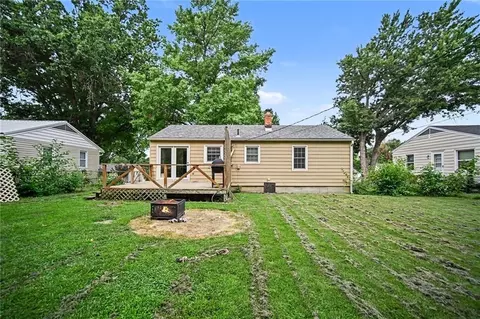 Exterior - 507 E Meadow Ln, Saint Joseph, MO 64501 photo 5 of 8