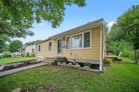 Exterior - 507 E Meadow Ln, Saint Joseph, MO 64501 photo 2 of 8