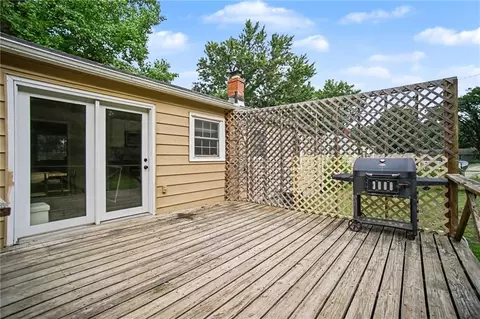 Exterior - 507 E Meadow Ln, Saint Joseph, MO 64501 photo 3 of 8