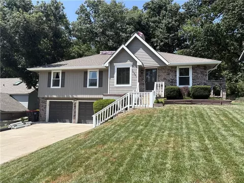 10240 NW 57th Ter, Parkville, MO 64152