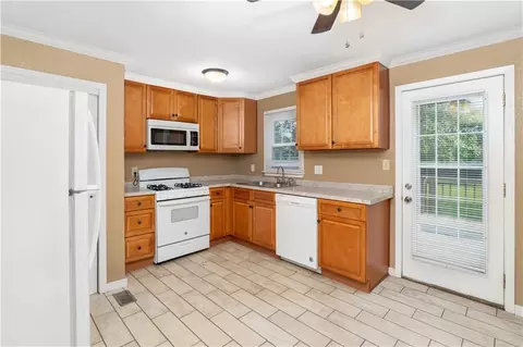 Kitchen - 304 E Mason St, La Monte, MO 65337 photo 2 of 2
