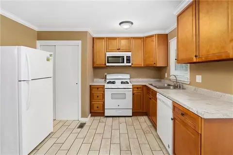 Kitchen - 304 E Mason St, La Monte, MO 65337 photo 1 of 2