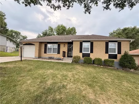 8812 N Oak Trfy, Kansas City, MO 64155