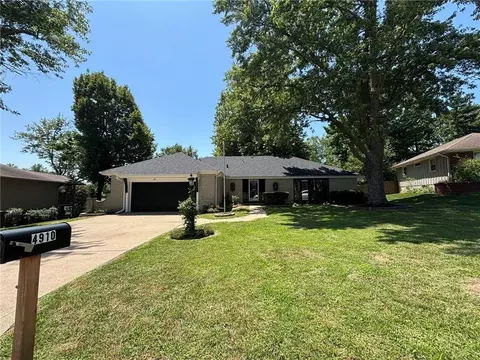 4910 Briarwood Ln, Saint Joseph, MO 64506