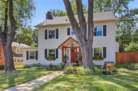 6124 Oak St, Kansas City, MO 64113