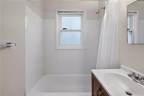 Bath - 16703 E 2 St, Independence, MO 64056 photo 1 of 1