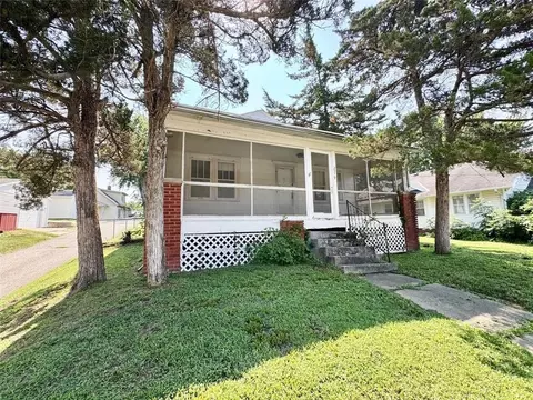 2319 W Circle Dr, Saint Joseph, MO 64505
