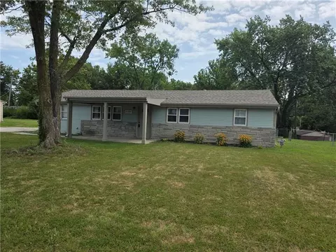 8109 N Summit Rd, Kansas City, MO 64118