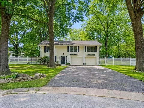 802 10th St, Louisburg, KS 66053