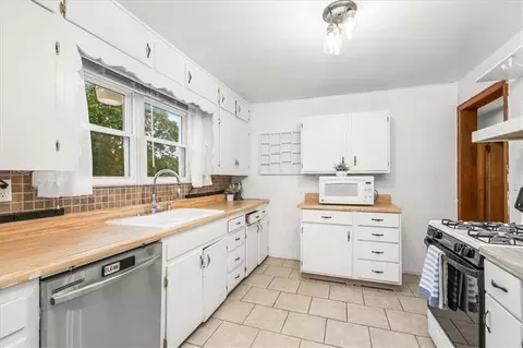 Kitchen - 9610 E 29th Ter, Independence, MO 64052 photo 2 of 4