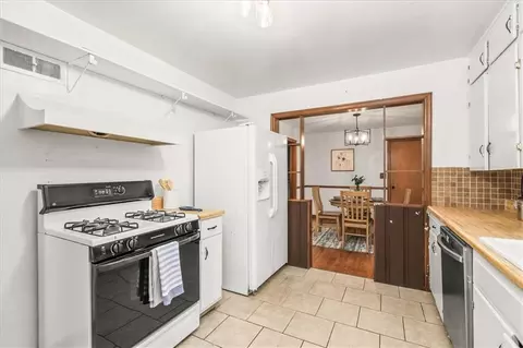 Kitchen - 9610 E 29th Ter, Independence, MO 64052 photo 3 of 4