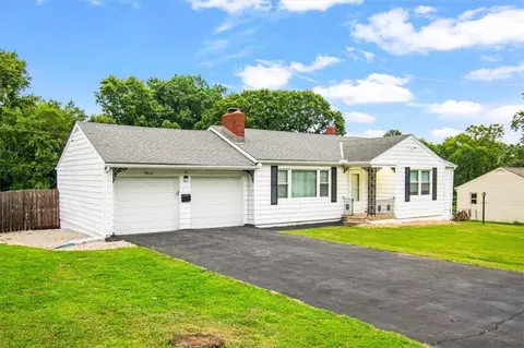 Exterior - 9610 E 29th Ter, Independence, MO 64052 photo 5 of 14