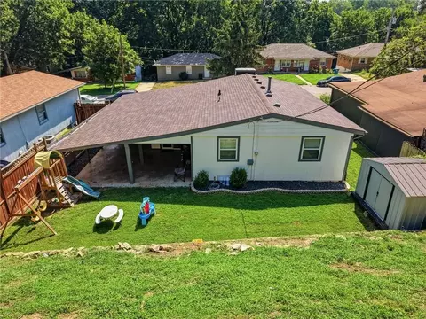 Exterior - 1018 S Appleton Ave, Independence, MO 64053 photo 10 of 10