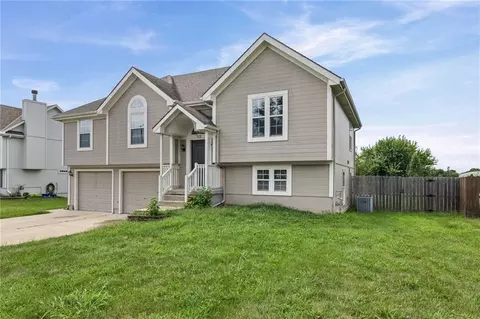 Exterior - 712 S Sunset Ln, Raymore, MO 64083 photo 3 of 8
